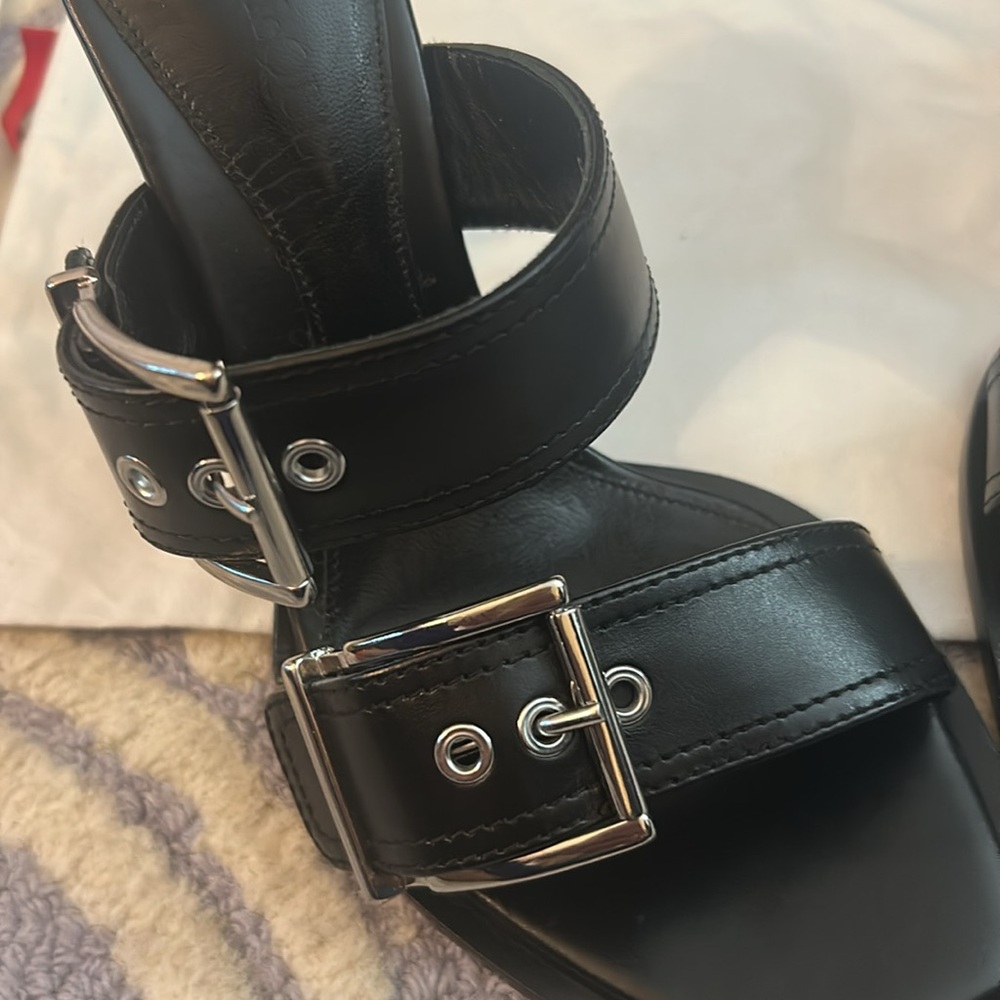 Alexander McQueen Women's Heeled Buckle Black Sandals Size 40 (Msrp $1,090) - Picture 7 of 14